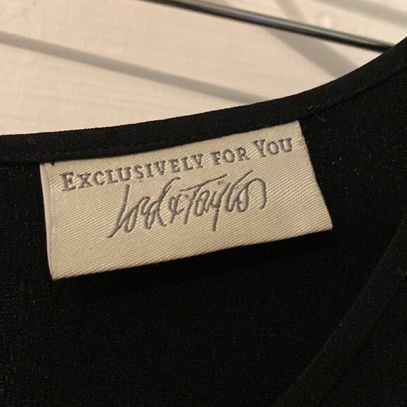 100% silk Lord and Taylor blouse. Size 8 - Picture 3 of 6